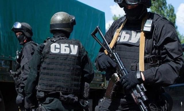 СБУ обшукує житло глави осередку "Батьківщини" на Київщині СБУ обшукує житло глави осередку "Батьківщини" на Київщині