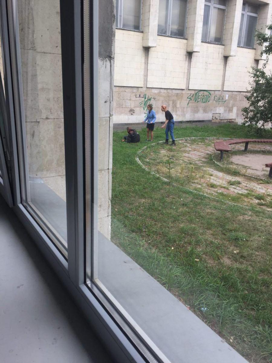 В Киеве парень перерезал себе горло из-за потери работы