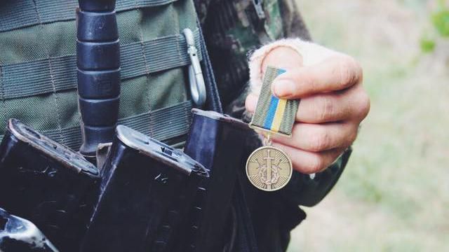 Доброволец "Правого сектора" получил награду от Порошенко