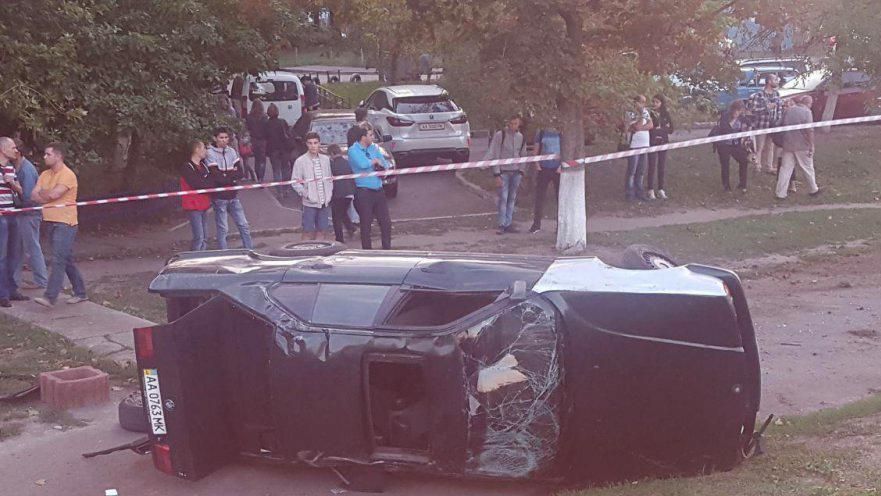 Жуткое ДТП В Киеве: водителя выбросило из авто, которое его раздавило