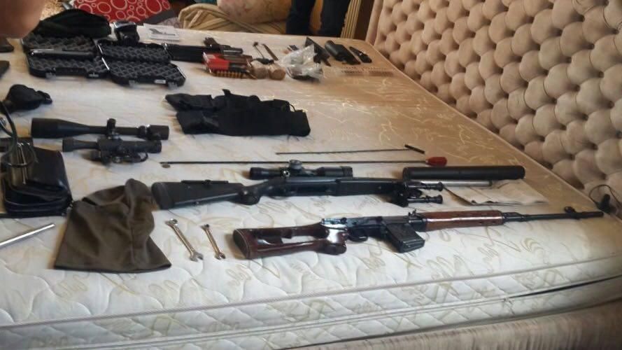 Поліція затримала злочинців із великим арсеналом зброї: промовисті фото
