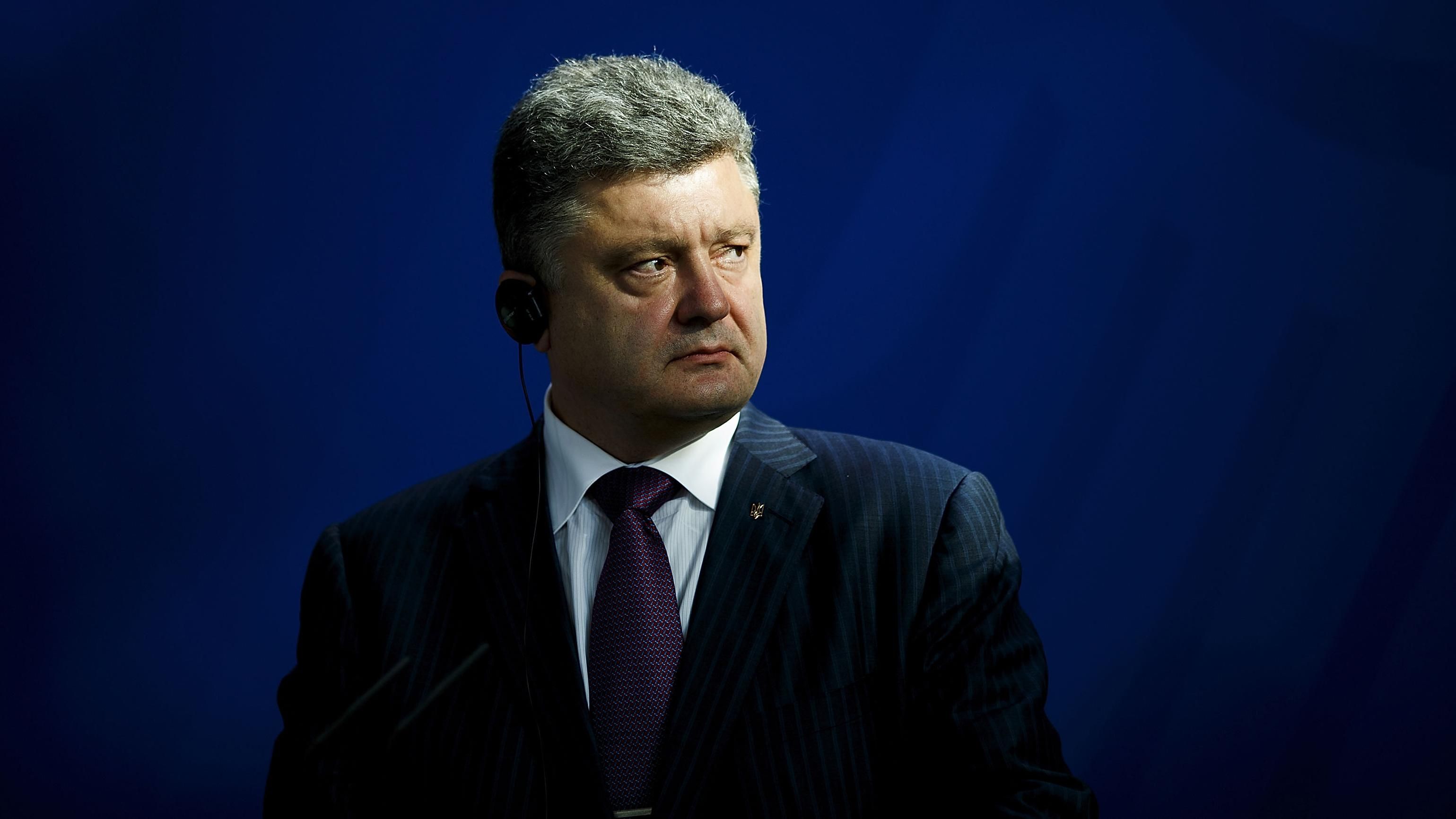 Виганяє бісів з ватника, – у мережі неоднозначно прокоментували фото від Порошенка Виганяє бісів з ватника, – у мережі неоднозначно прокоментували фото від Порошенка