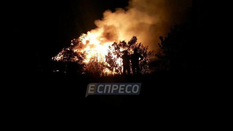 Спалахнув як смолоскип: вночі у Києві згорів ресторан