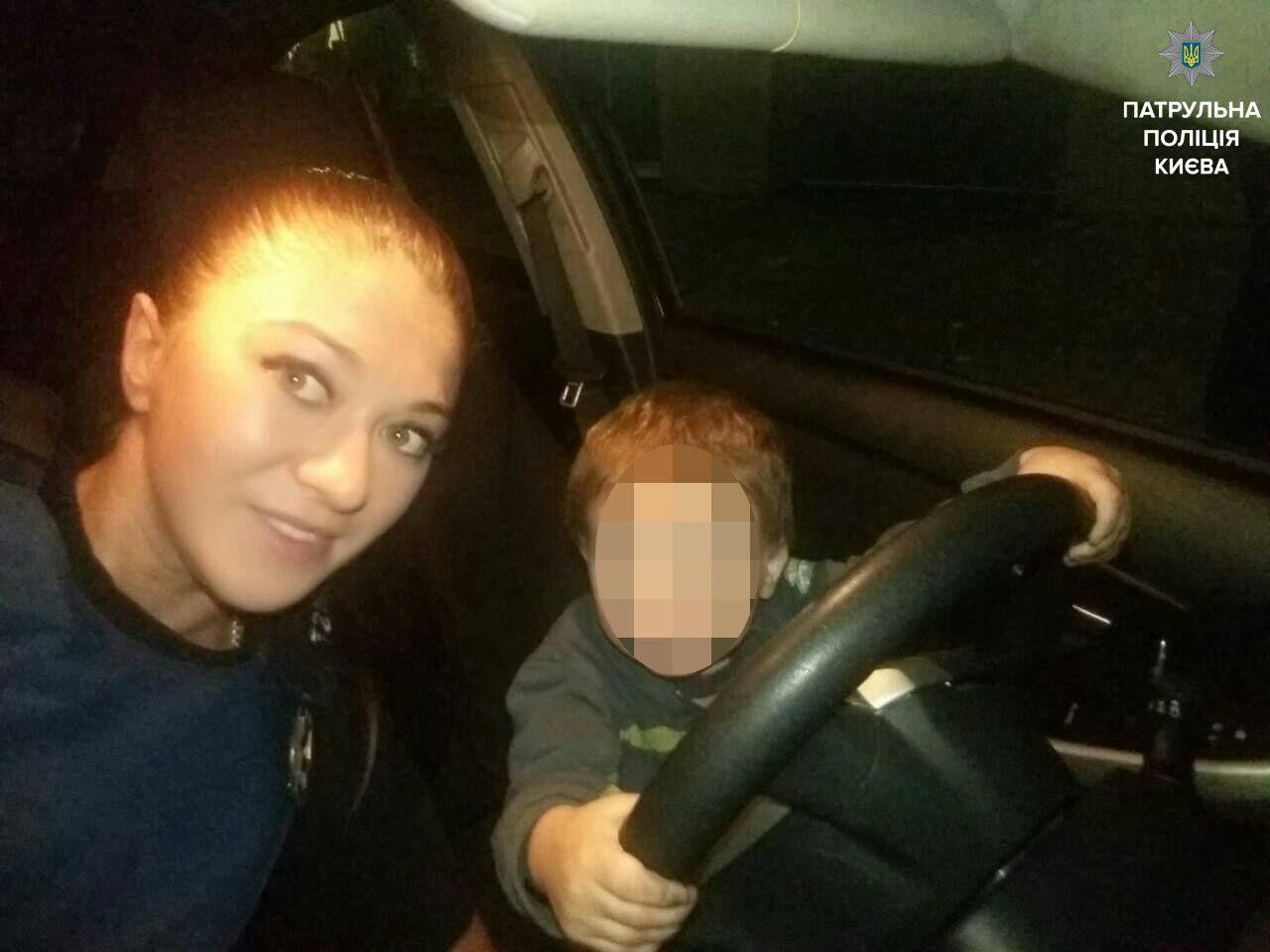 Полицейские спасли от пьяной горе-матери 2-летнего малыша, которого она накануне хотела скинуть с 6 этажа