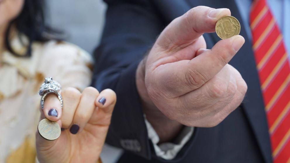 Крымские татары оригинально отреагировали на штраф для проукраинской активистки Крымские татары оригинально отреагировали на штраф для проукраинской активистки