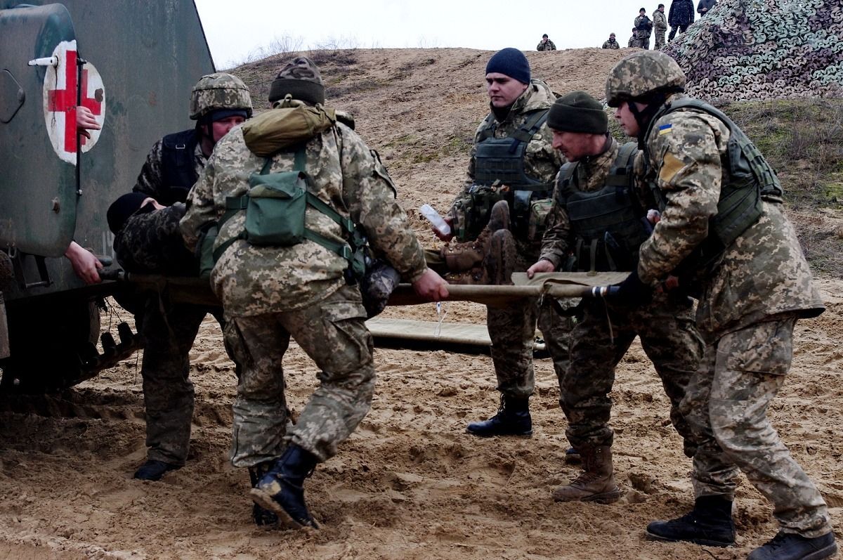 Боевики ранили двух украинских военных у Песков
