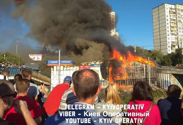 В Киеве вспыхнул пожар в киосках: есть фото и видео