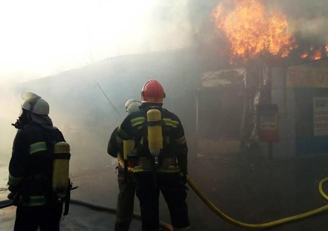 Масштабну пожежу в Києві вдалося загасити: рятувальники розповіли деталі