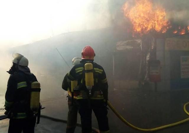 Масштабный пожар в Киеве удалось потушить: спасатели рассказали детали
