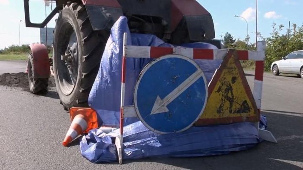 Рабочего затянуло под трактор во время дорожных работ на Закарпатье:  мужчина погиб - 24 Канал