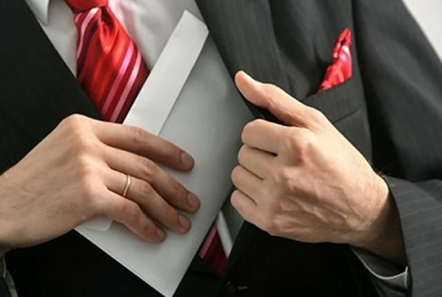 Помічник народного депутата погорів на великому хабарі за тиск на слідчого Помічник народного депутата погорів на великому хабарі за тиск на слідчого