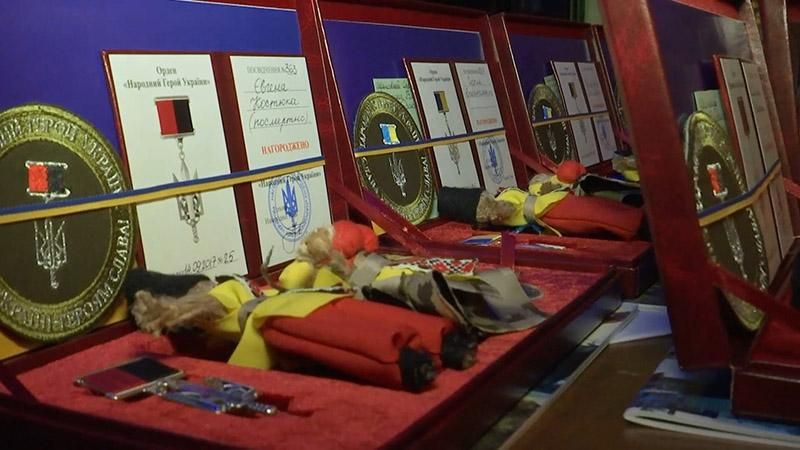 Волонтери нагородили українських солдатів орденами Волонтери нагородили українських солдатів орденами