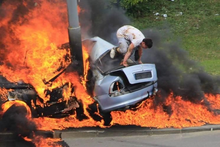 Водій, який дивом врятувався з палаючого авто у Києві, помер