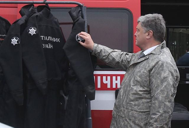 Зарплати рятувальників зростуть: Порошенко назвав суму Зарплати рятувальників зростуть: Порошенко назвав суму