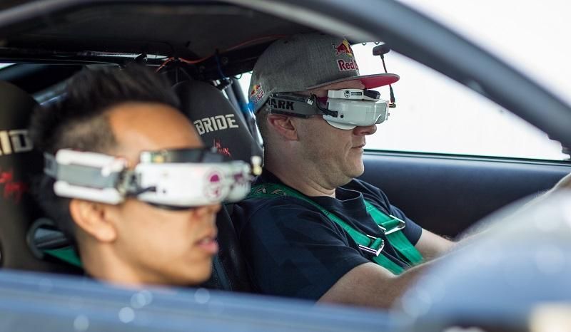 Унікальний експеримент синергії автомобіля та дрона Унікальний експеримент синергії автомобіля та дрона