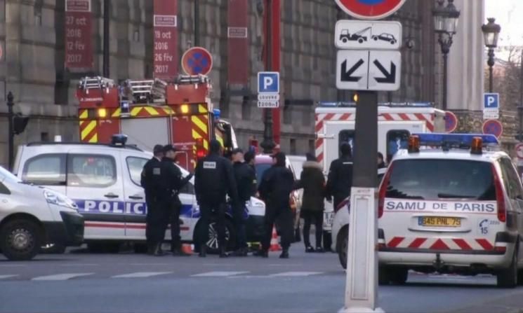 У Парижі невідомий із ножем напав на військового