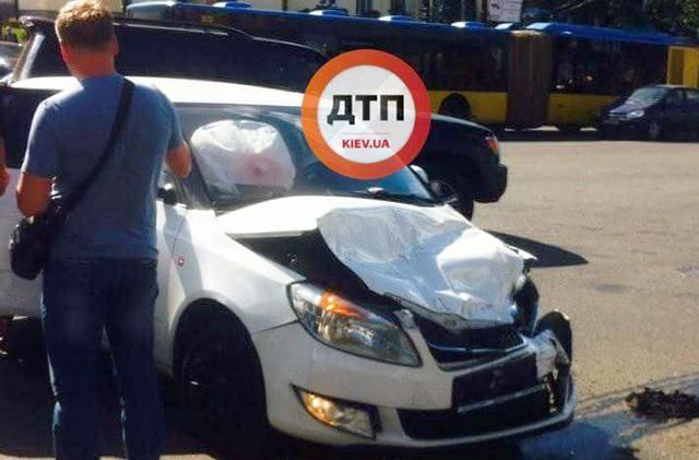 На автомобиль в Киеве упал стокилограммовый сейф: опубликованы фото На автомобиль в Киеве упал стокилограммовый сейф: опубликованы фото