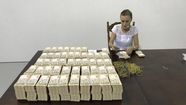 Испанский художник дерзким перформансом показал украинскую коррупцию: фото и видео