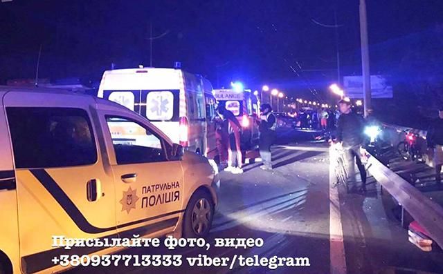 В Києві автомобіль влетів у колону велосипедистів: постраждала дівчина