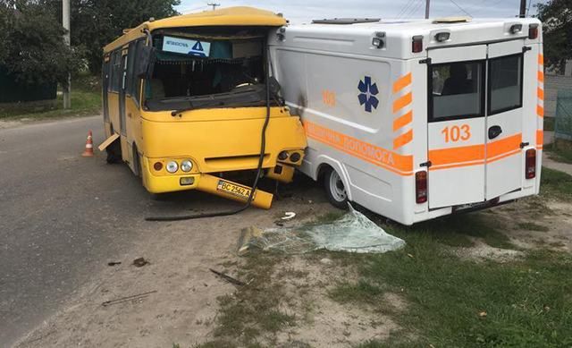 Автобус та "швидка" лоб у лоб зіткнулися на Львівщині: є постраждалі
