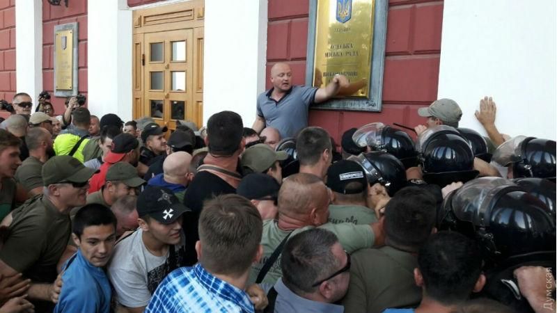 Пожар в лагере в Одессе: родители детей из лагеря штурмовали мэрию Пожар в лагере в Одессе: родители детей из лагеря штурмовали мэрию