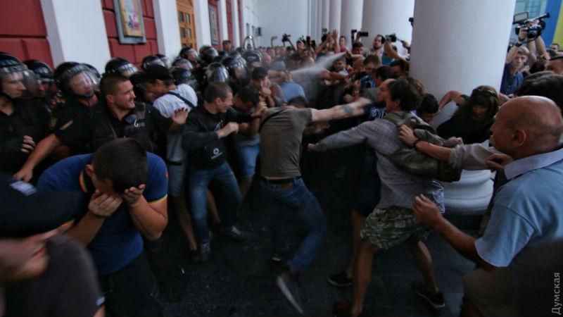 Пожежа в таборі в Одесі: протестувальники встановили  намети під мерією