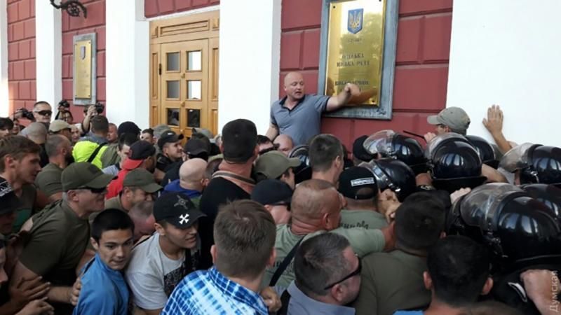 Смертельна пожежа з дітьми: поліція зацікавилася сутичками біля міськради Одеси Смертельна пожежа з дітьми: поліція зацікавилася сутичками біля міськради Одеси