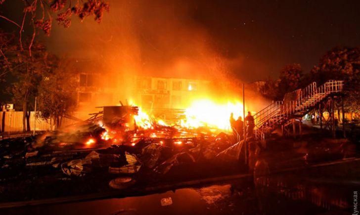 Спасатели жаловались на недостаточность воды: видео ликвидации пожара в детском лагере Спасатели жаловались на недостаточность воды: видео ликвидации пожара в детском лагере