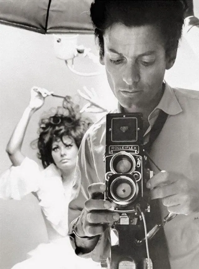 Софі Лорен, 1960 рік. На першому плані – відомий фотограф того часу Річард Аведон