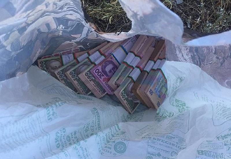 Фискалов разоблачили на грандиозной взятке: опубликовали фото Фискалов разоблачили на грандиозной взятке: опубликовали фото