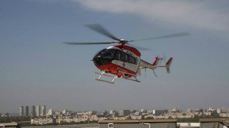 Вперше за 10 років пацієнта в Інститут серця доставили вертольотом: опубліковані фото