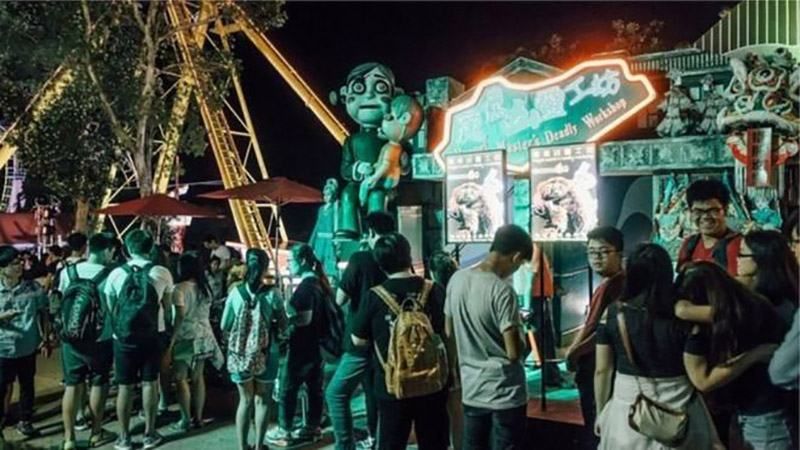 У Гонконзі відвідувача парку розваг вбила труна