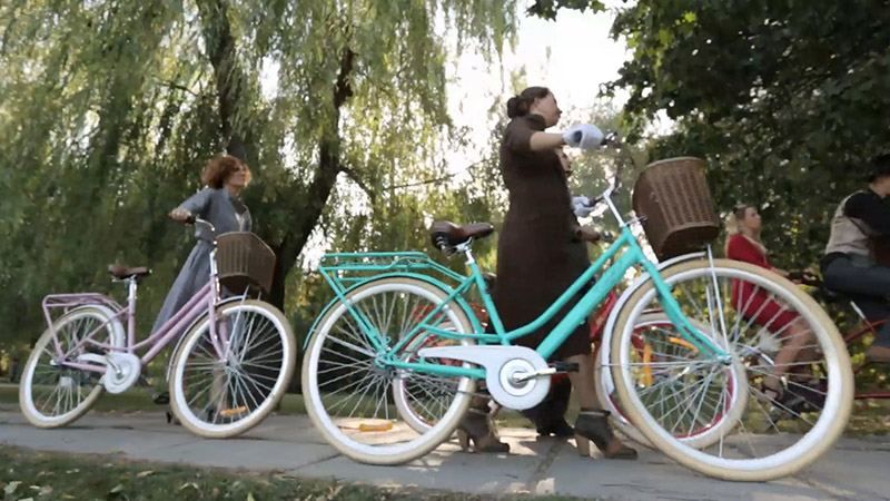Стильные чулки, высокие прически и джаз: как в Киеве прошел ретрокруиз на велосипедах
