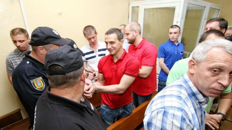Двох фігурантів "справи 2 травня" затримали одразу після виправдання за новою статтею Двох фігурантів "справи 2 травня" затримали одразу після виправдання за новою статтею