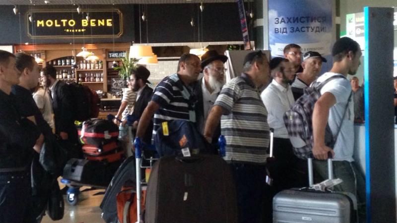 Паломничество в аэропорту Киева: сотни хасидов прибывают в Украину