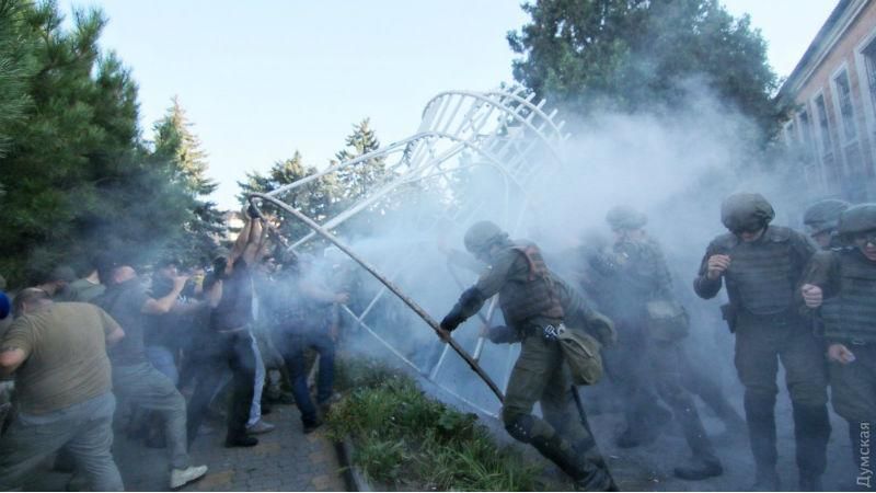 "Дело 2 мая": активисты пошли штурмом на суд, полиция применила слезоточивый газ