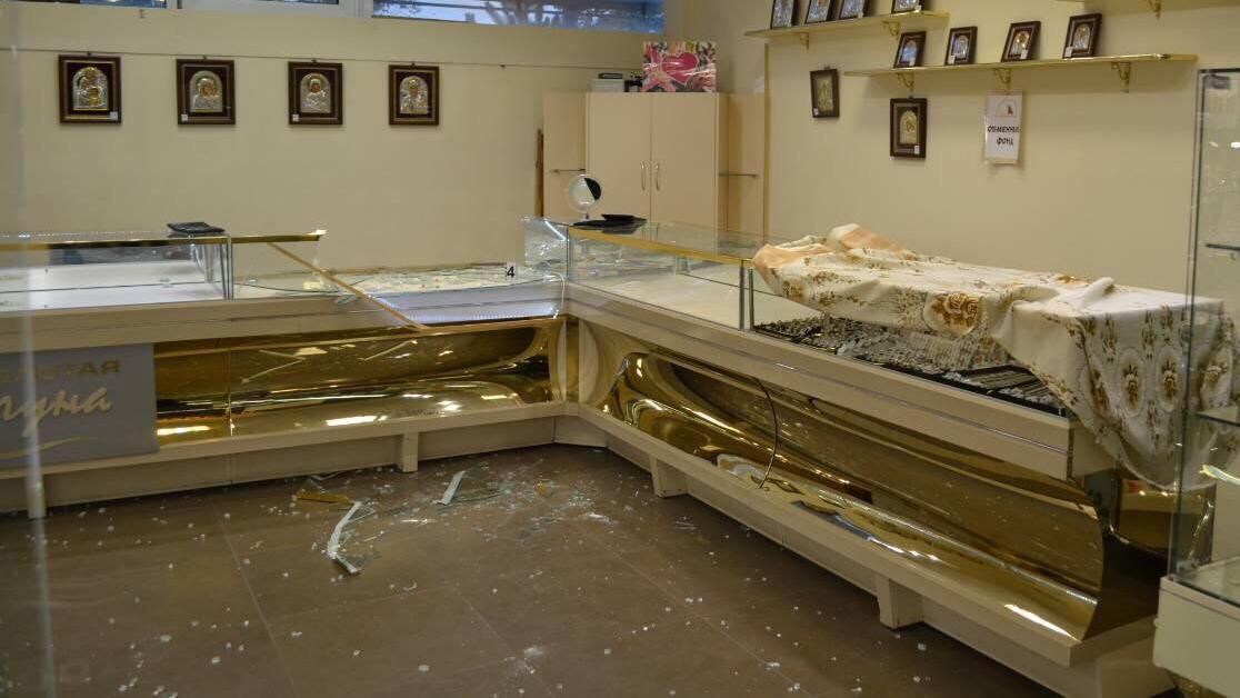 Поки охоронці спали, грабіжники винесли 5 кілограмів золота: фотодоказ Поки охоронці спали, грабіжники винесли 5 кілограмів золота: фотодоказ