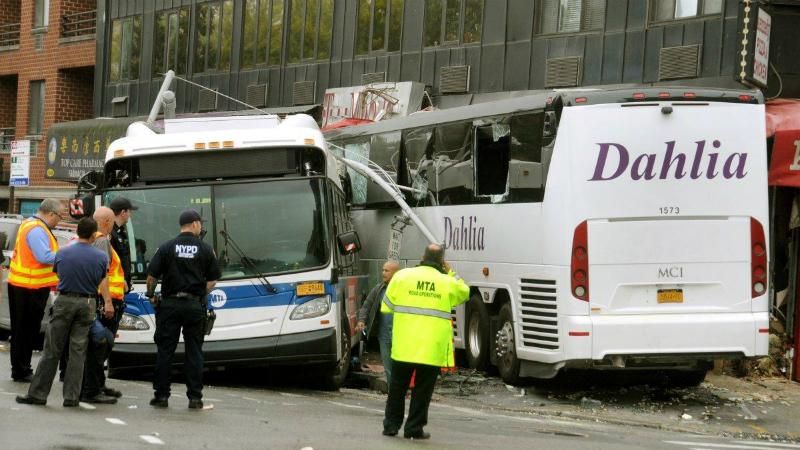 Автобус на швидкості влетів в інший у Нью-Йорку – є жертви: з'явились моторошні кадри