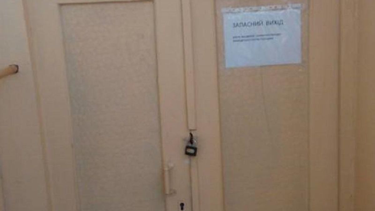 Возмутительные фото из больницы: аварийные выходы закрыты наглухо, в коридорах беспорядок Возмутительные фото из больницы: аварийные выходы закрыты наглухо, в коридорах беспорядок