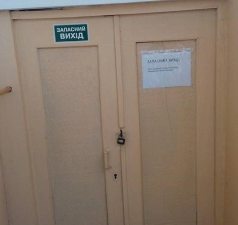 Возмутительные фото из больницы: аварийные выходы закрыты наглухо, в коридорах беспорядок
