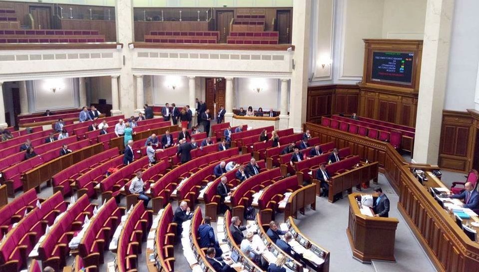 Так рассматривают нашу судьбу: сеть возмутило фото из Верховной Рады Так рассматривают нашу судьбу: сеть возмутило фото из Верховной Рады