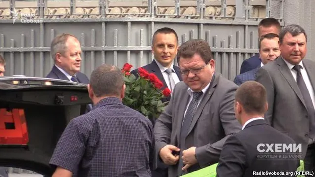 Ярослав Романюк (з трояндами), Богдан Львов (посередині) та Борис Гулько (крайній праворуч) приїхали на ювілей Валерія Гелетея Ярослав Романюк (з трояндами), Богдан Львов (посередині) та Борис Гулько (крайній праворуч) приїхали на ювілей Валерія Гелетея