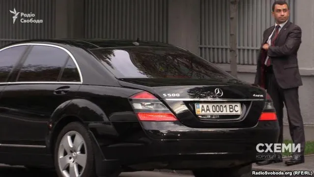 Ярослав Романюк приїхав на службовому авто Ярослав Романюк приїхав на службовому авто