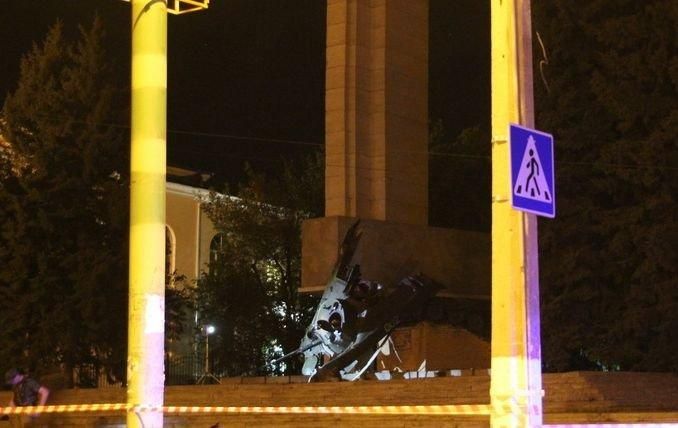 В окупованому Луганську підірвали пам’ятник терористам: з’явились фото В окупованому Луганську підірвали пам’ятник терористам: з’явились фото