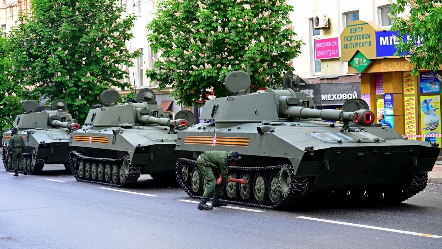 В сети показали множество военной техники в оккупированном Донецке