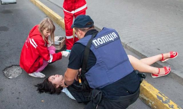 Стало відомо, що з дівчиною, яка випала із маршрутки у Дніпрі Стало відомо, що з дівчиною, яка випала із маршрутки у Дніпрі
