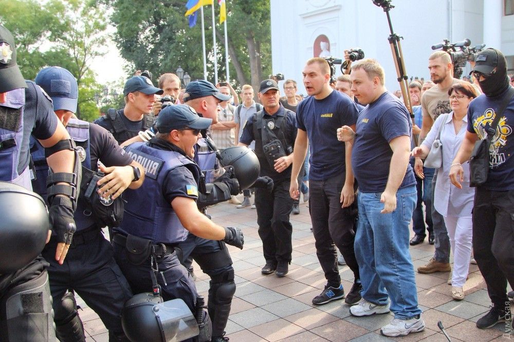 Запеклий мітинг в Одесі: протестувальники з бійками намагаються прорватися до мерії