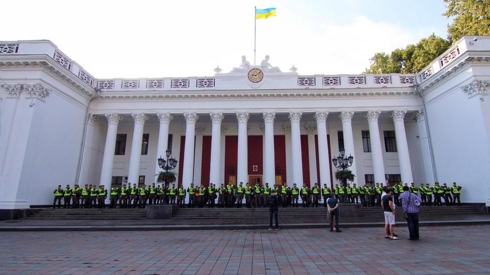 Ситуація під мерією Одеси загострюється: спецпризначенці та поліція оточили будівлю 