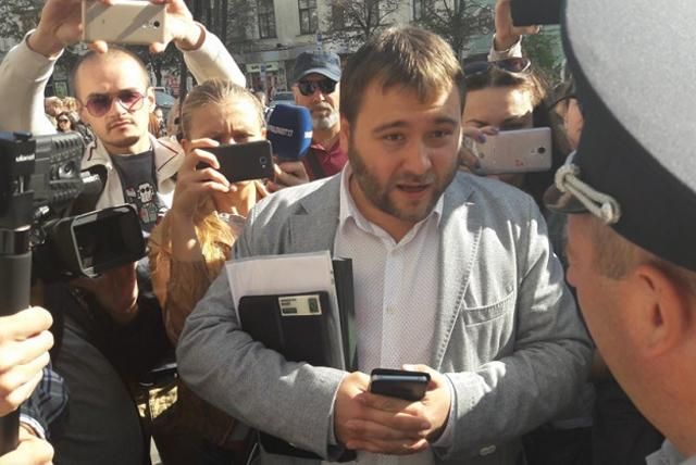 Депутатов от "Самопомочи" не пустили на сессию горсовета Харькова: вход заблокировала полиция Депутатов от "Самопомочи" не пустили на сессию горсовета Харькова: вход заблокировала полиция