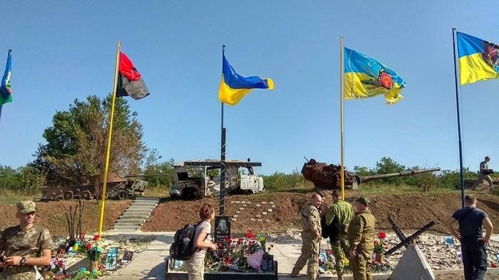 На линии фронта установили мемориал погибшим украинским военным: фото